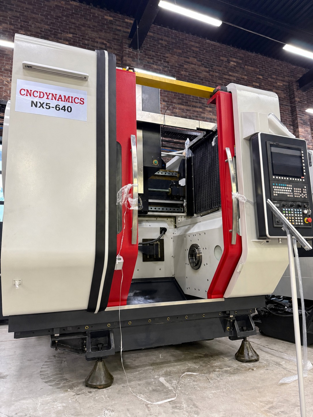 Пятиосевой обрабатывающий центр CNCDYNAMICS NX5-640 во время пусконаладки