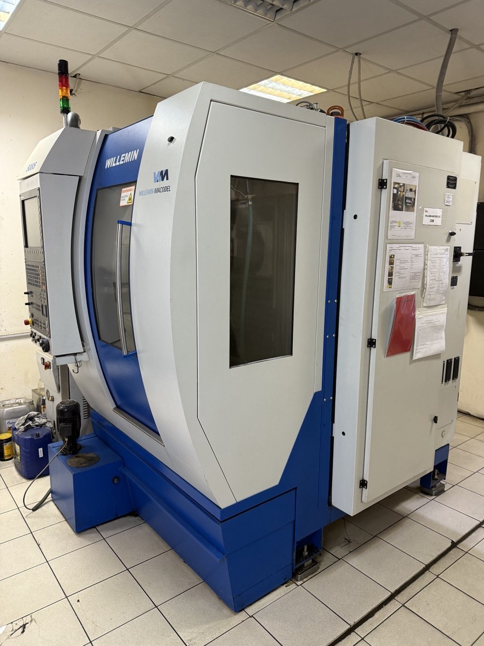 Промышленный обрабатывающий центр с ЧПУ, обслуживаемый CNC DYNAMICS